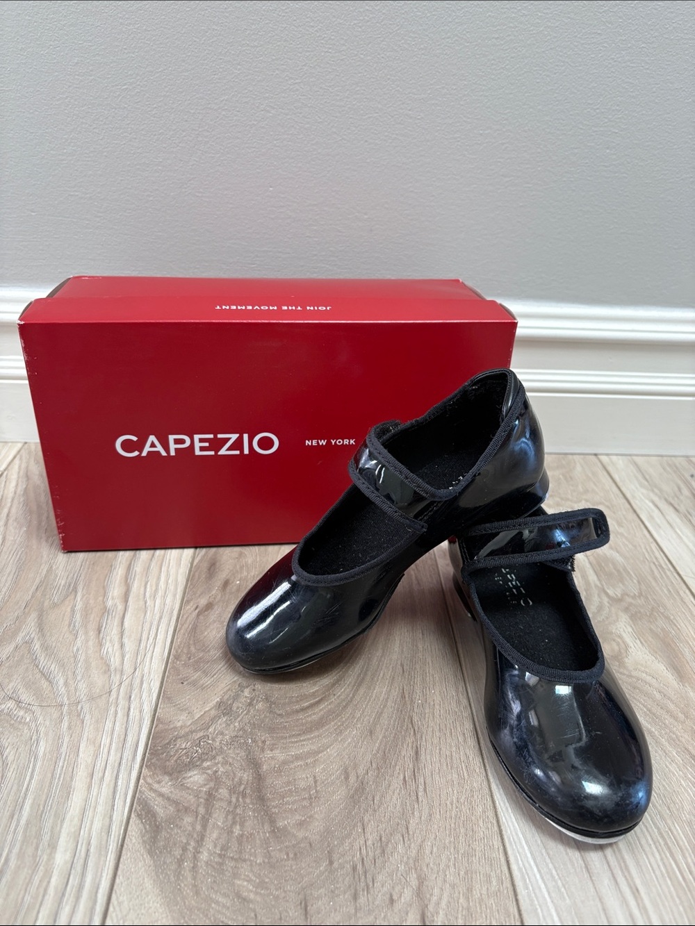 Capezio Black Patent V725C Mary Jane Shoes for Kids (size 11)